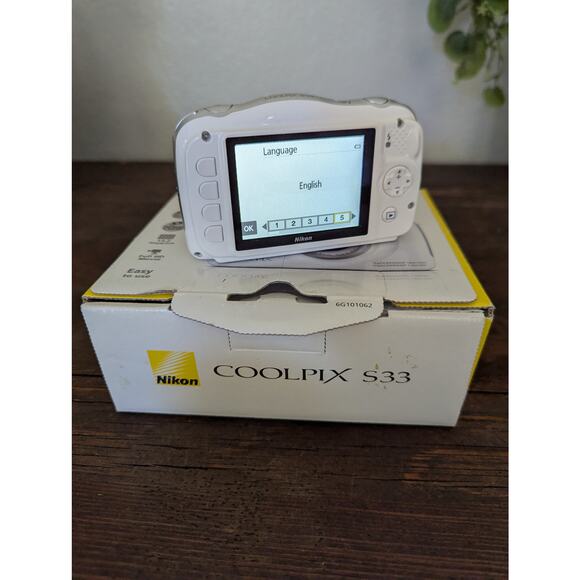 Nikon Coolpix S33 13.2MP Full HD Waterproof Digital Camera White New in box - Picture 2 of 14
